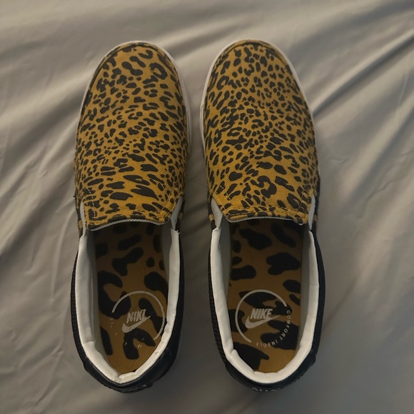 Nike Slip On Shoes - Picture 2 of 2